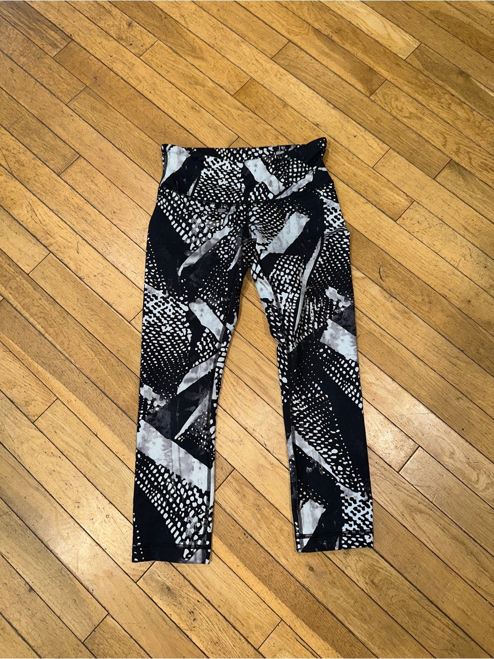 Woman’s Lululemon athletic cropped pants